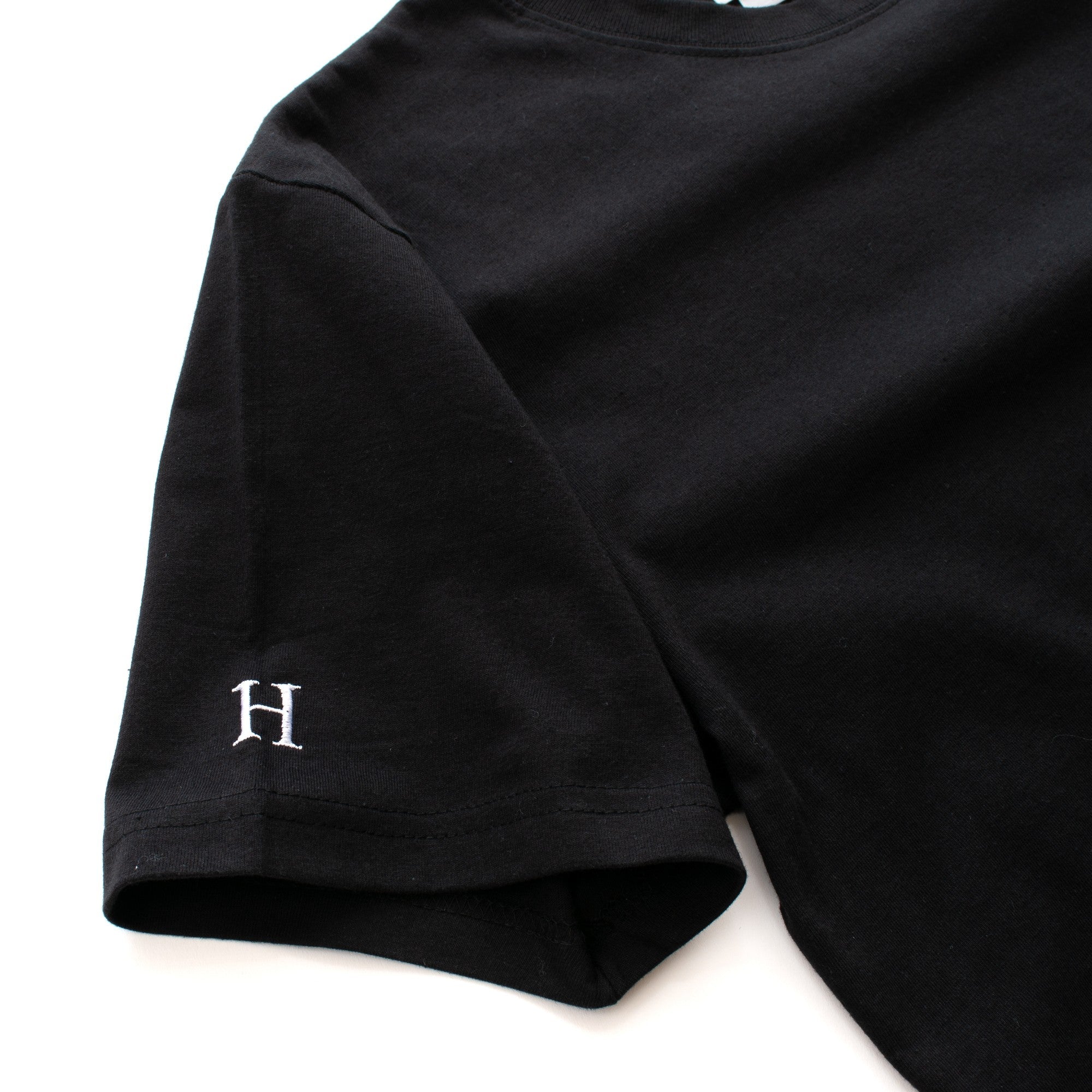 HILLTON RICH(ヒルトンリッチ）メンズ カットソー BackStitch Small LOGO Tシャツ black ヒルトンリッチ