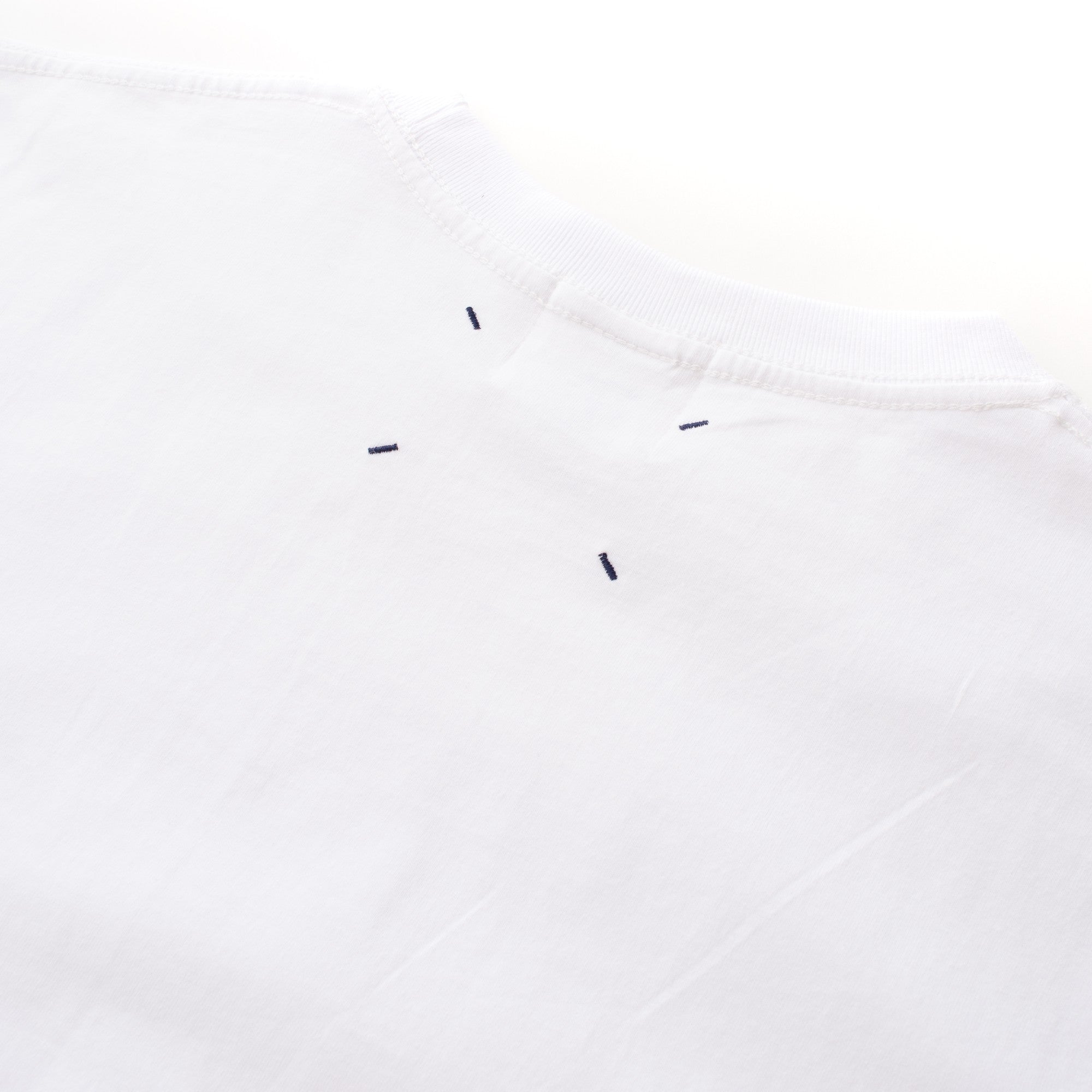 HILLTON RICH(ヒルトンリッチ）メンズ カットソー BackStitch Small LOGO Tシャツ white ヒルトンリッチ