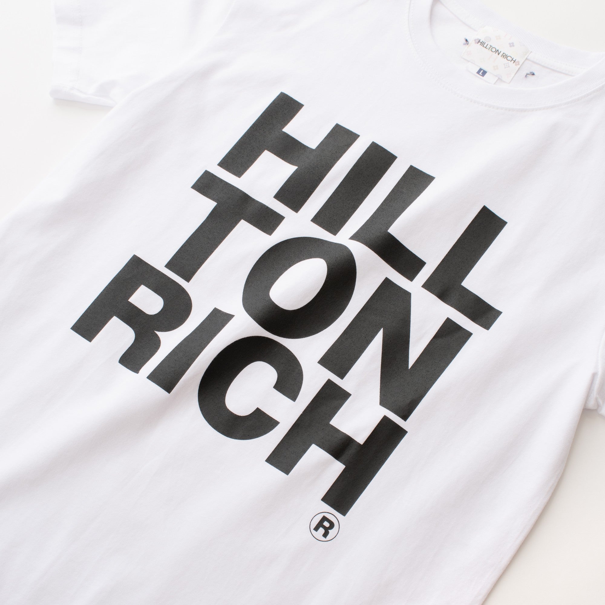 HILLTON RICH(ヒルトンリッチ）メンズ カットソー BackStitch BIG LOGO Tシャツ white ヒルトンリッチ