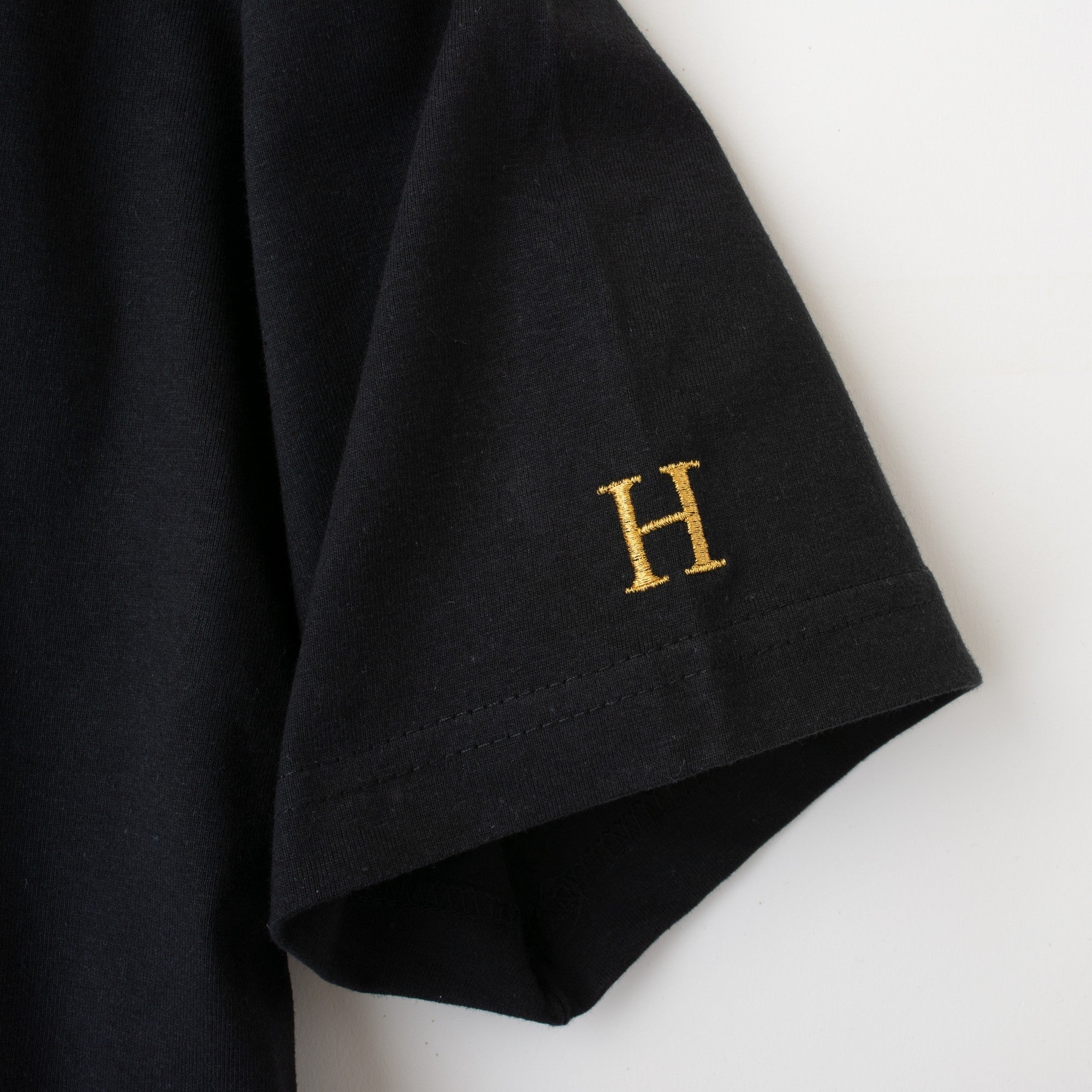 HILLTON RICH(ヒルトンリッチ）メンズ カットソー H刺繍Tシャツ　black×gold