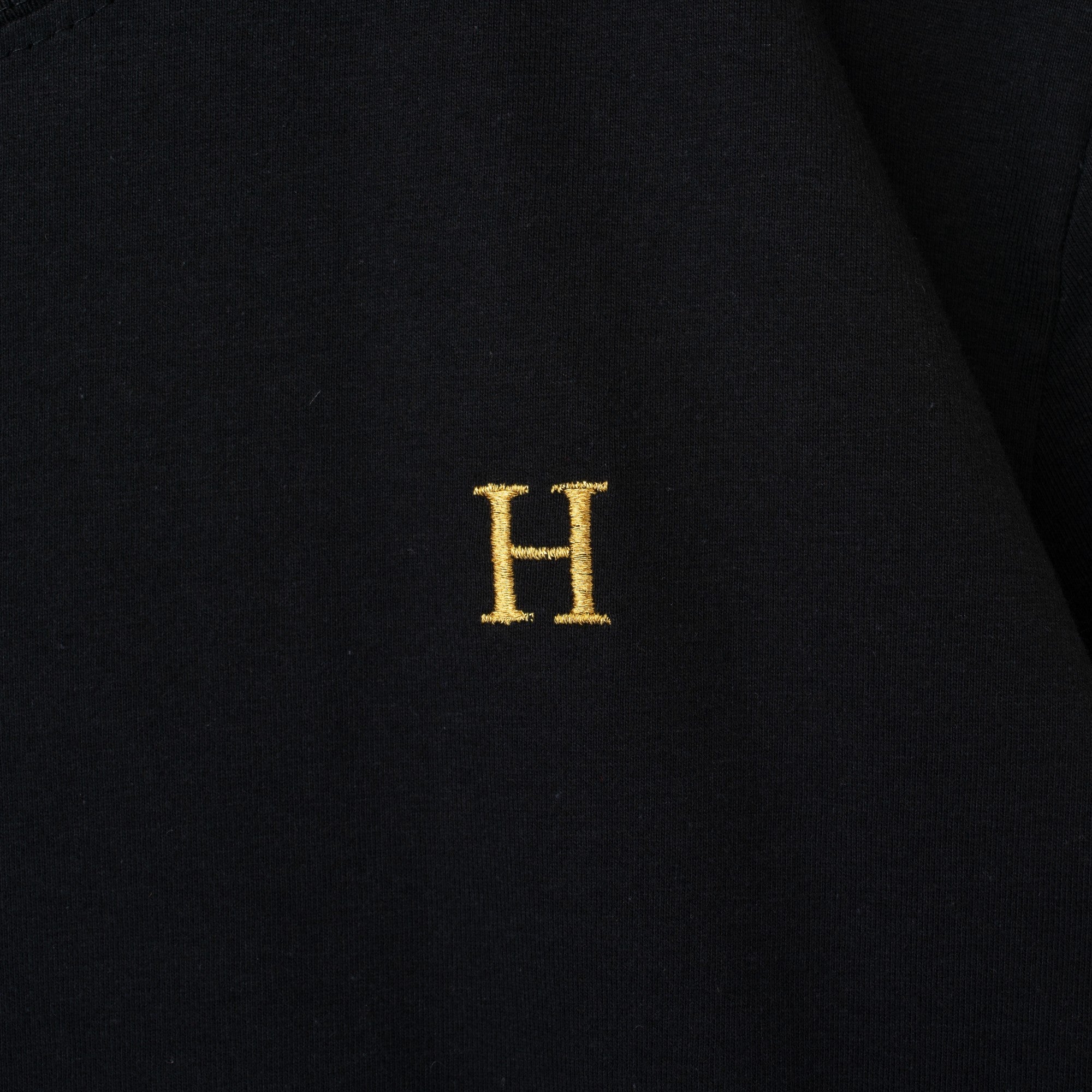 HILLTON RICH(ヒルトンリッチ）メンズ カットソー H刺繍Tシャツ　black×gold